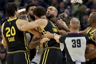 Rudy Gobert (de face) a été étranglé par Draymond Green mardi soir KEYSTONE/AP/Jed Jacobsohn